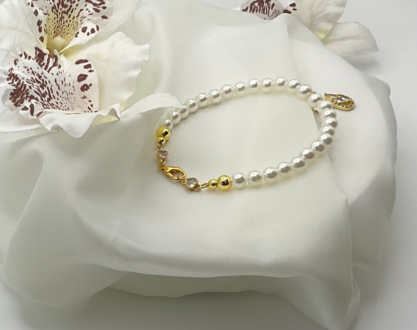 The Swan Luxe Faux Pearl Bracelet