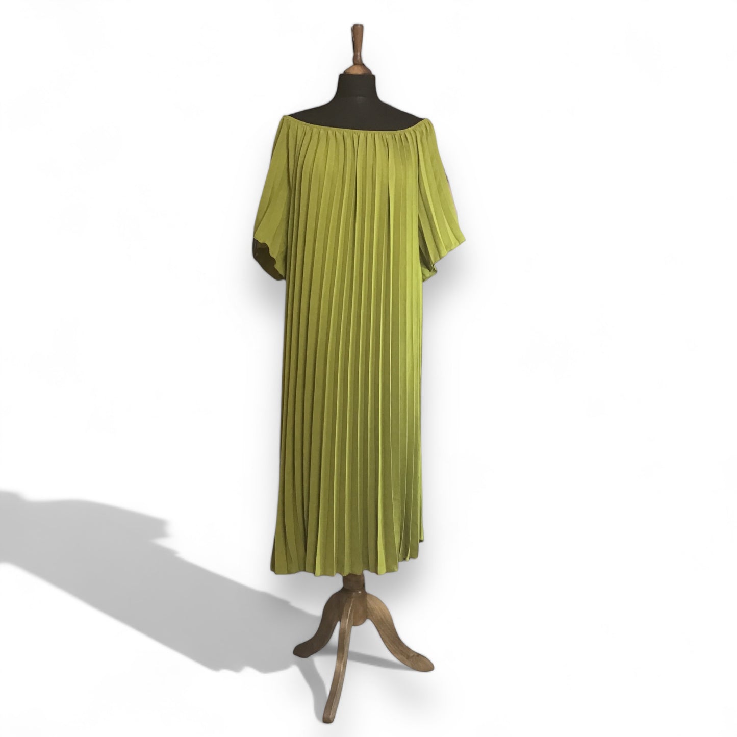 CAROLINE. Pleated Dress with Short Sleeves.