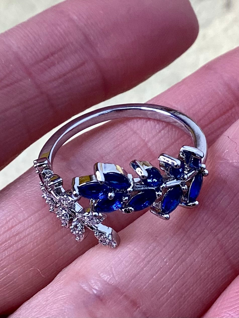 Leaf Ring. Adjustable band.