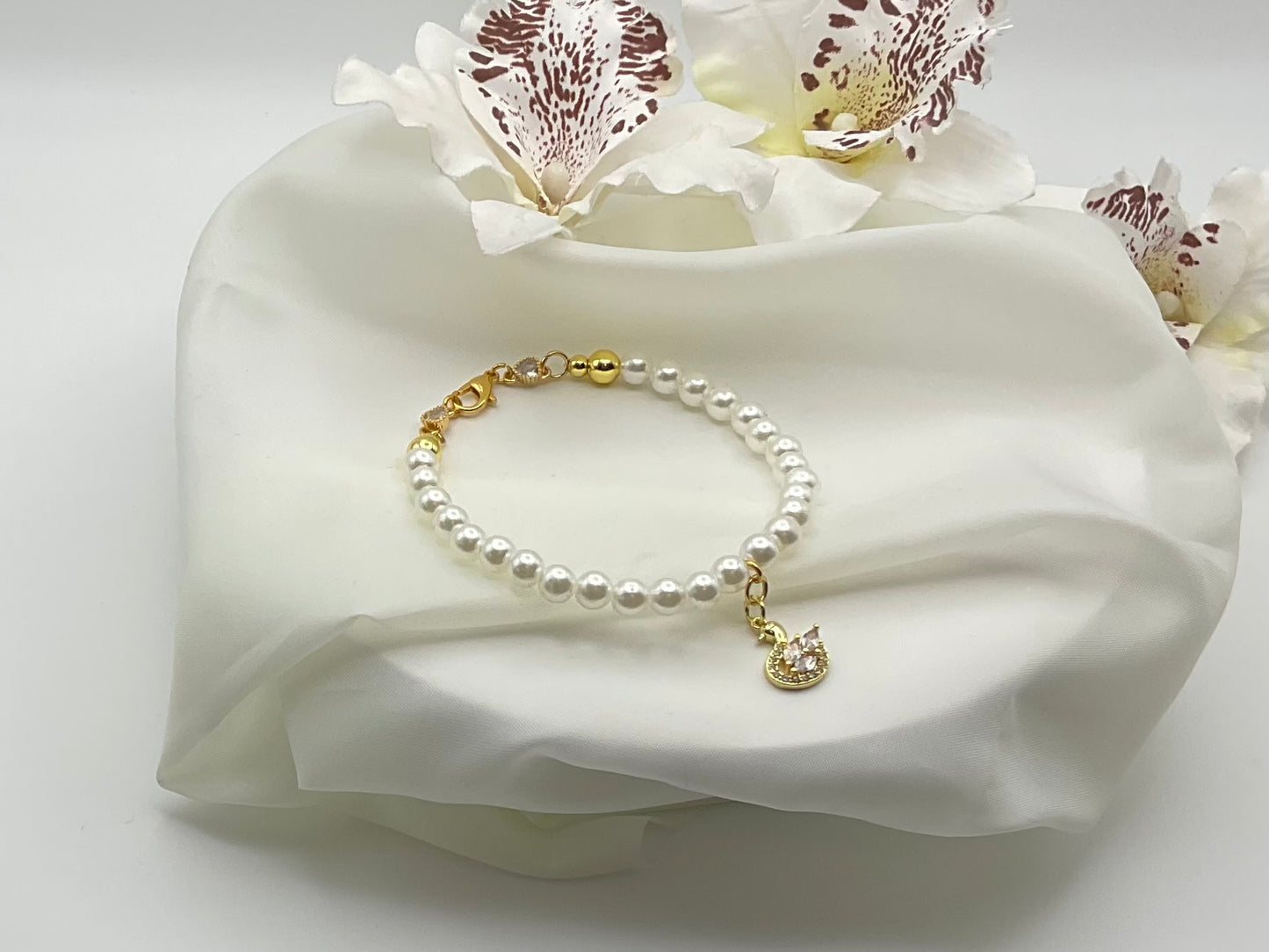 The Swan Luxe Faux Pearl Bracelet