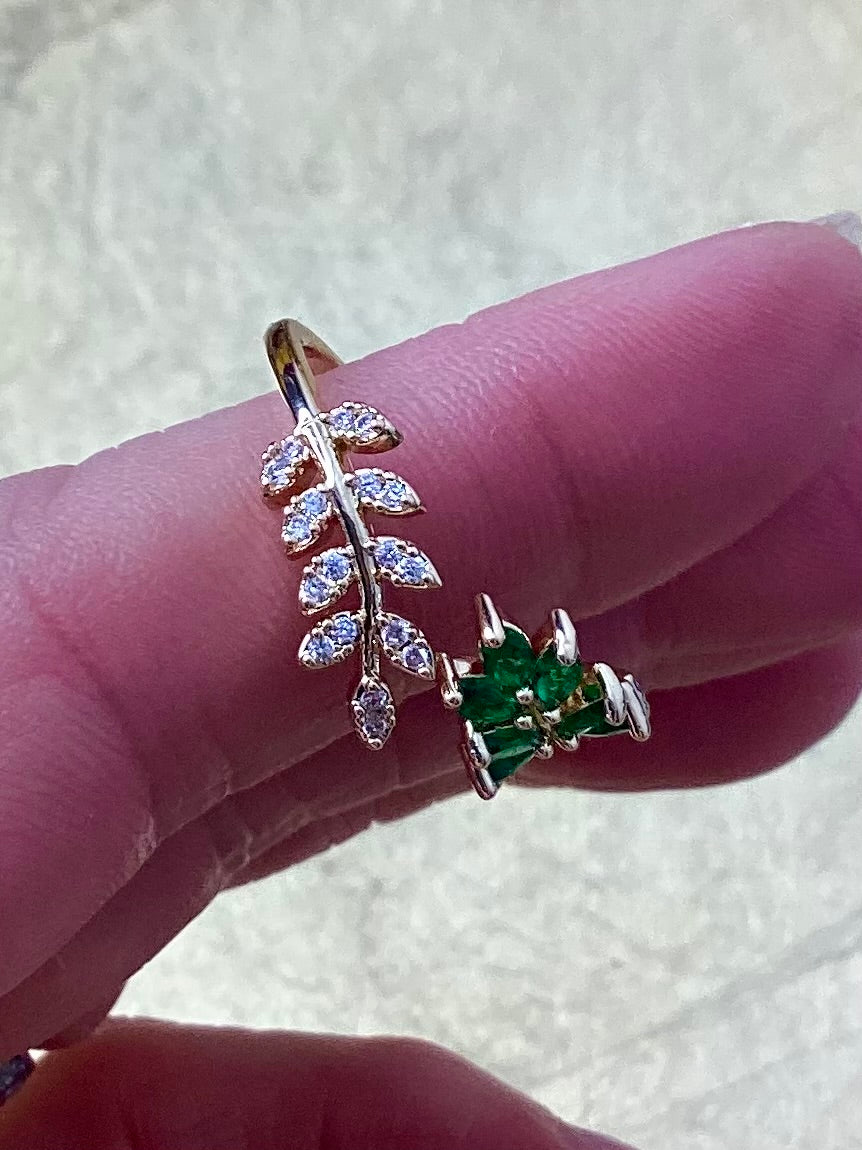 Leaf Ring. Adjustable band.