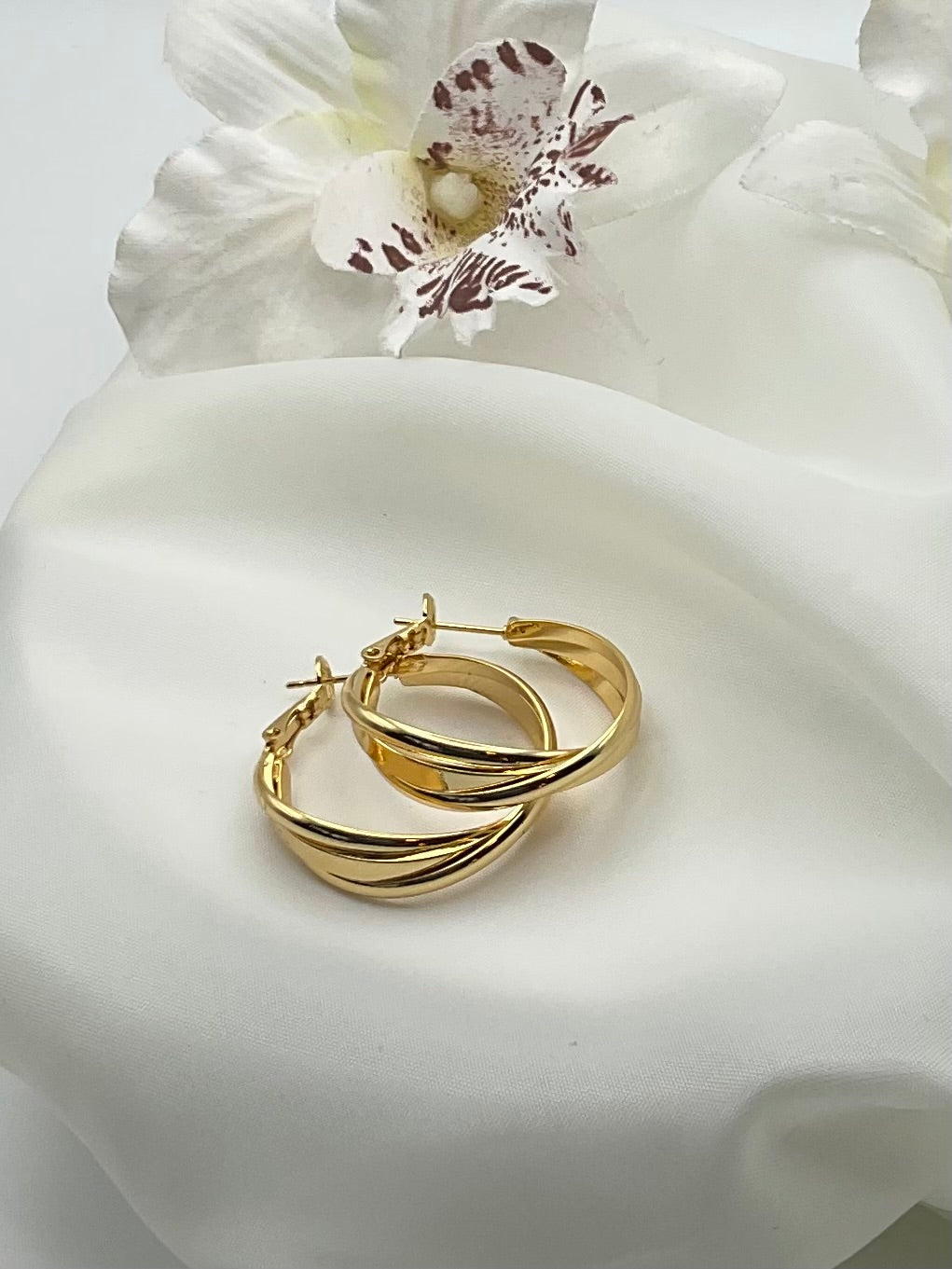 The Golden Twist Hoop Earrings