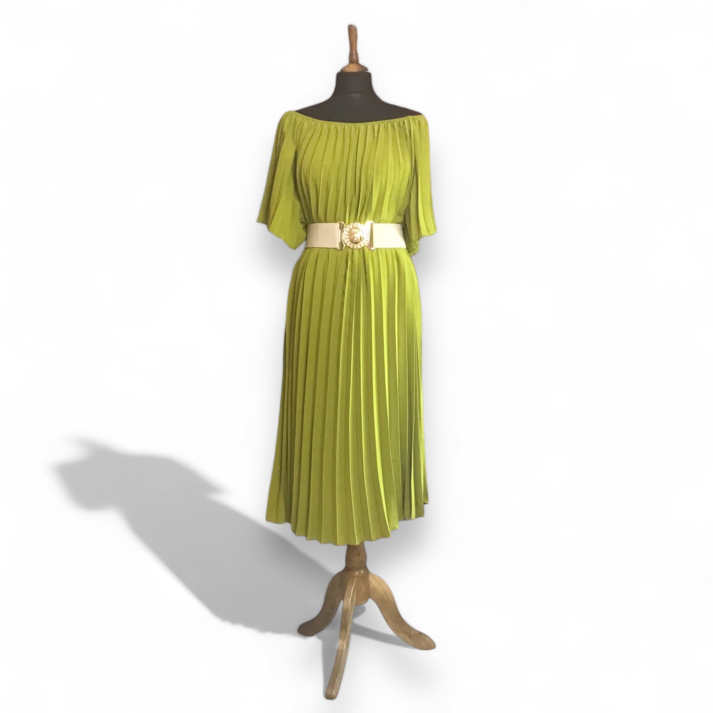 CAROLINE. Pleated Dress with Short Sleeves.