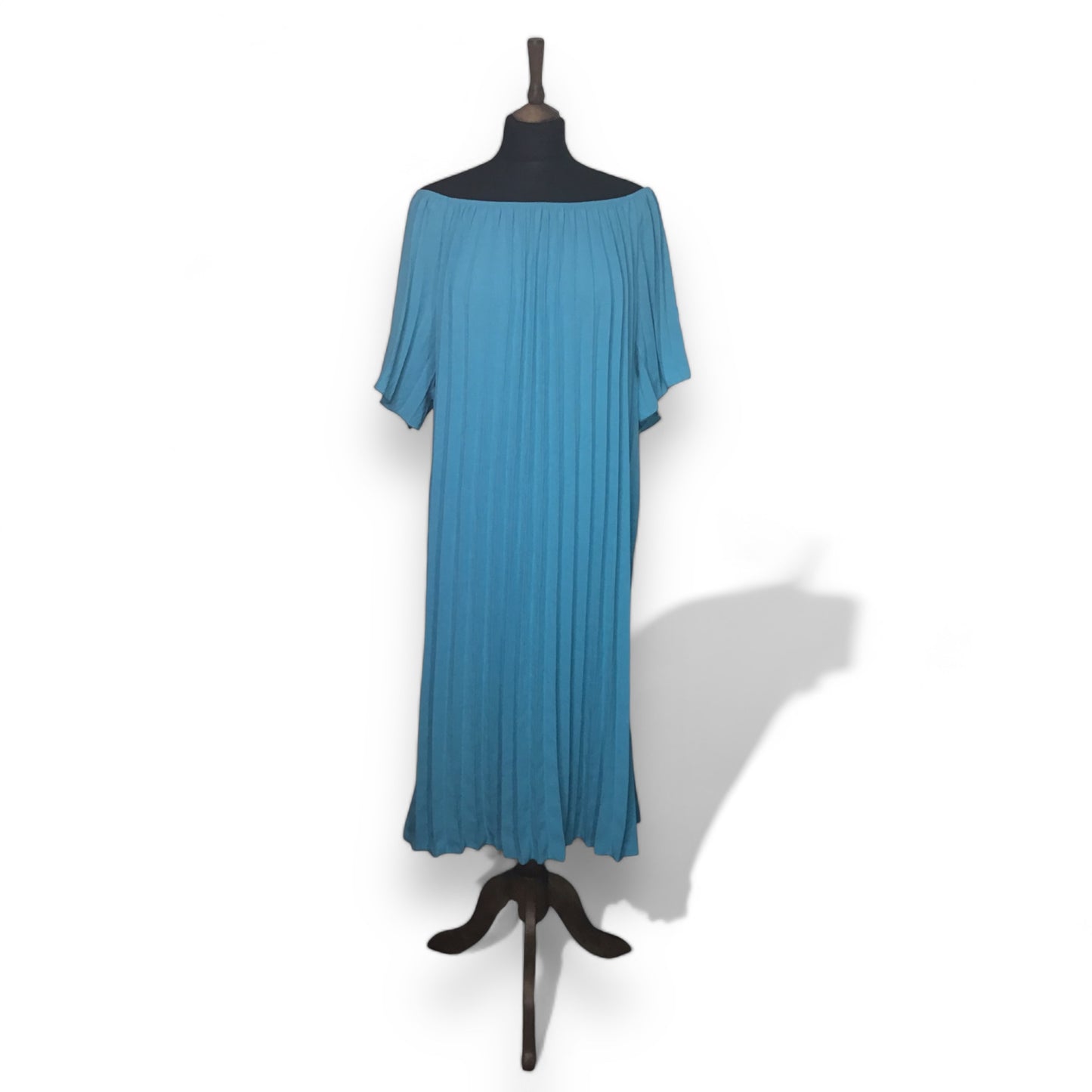 CAROLINE. Pleated Dress with Short Sleeves.