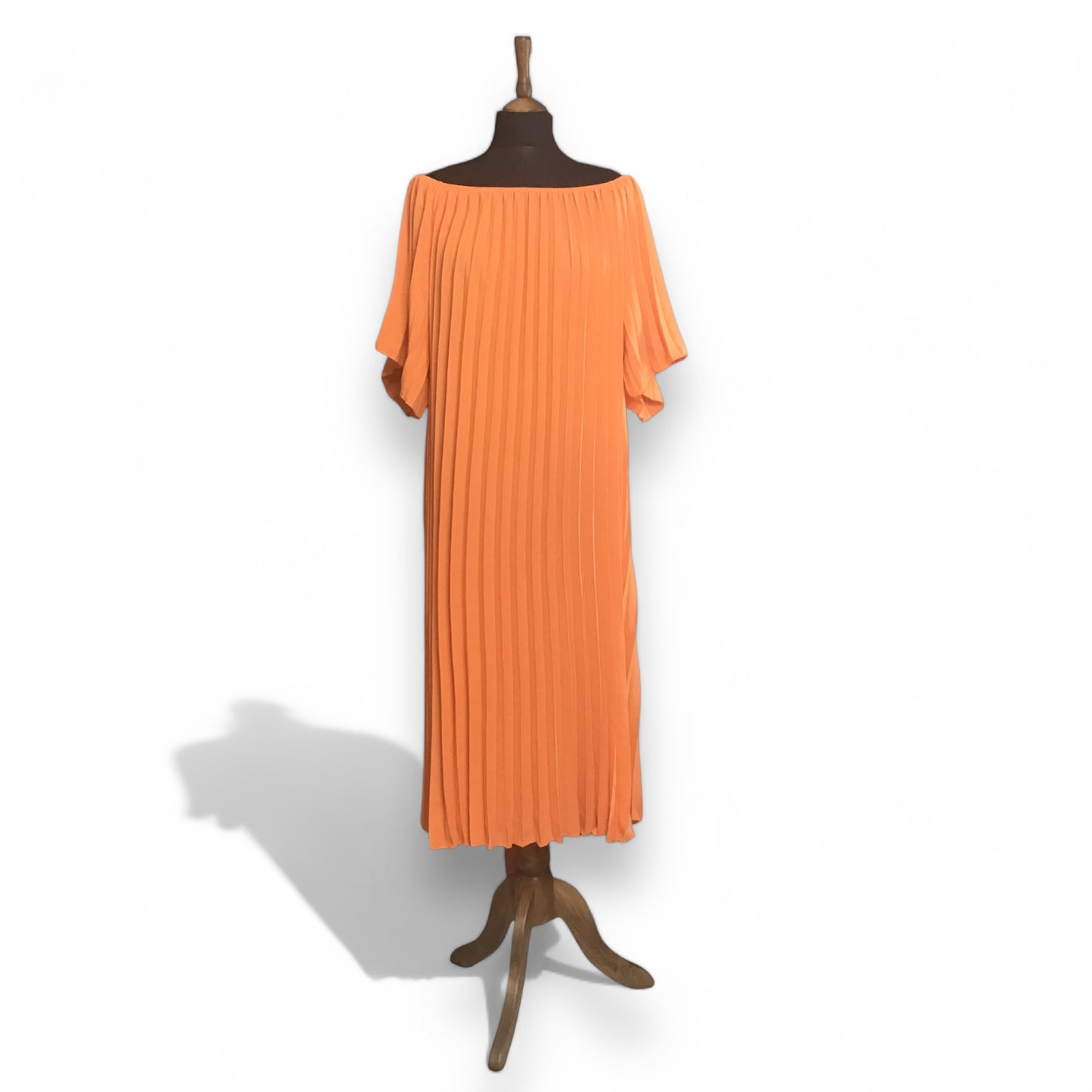 CAROLINE. Pleated Dress with Short Sleeves.