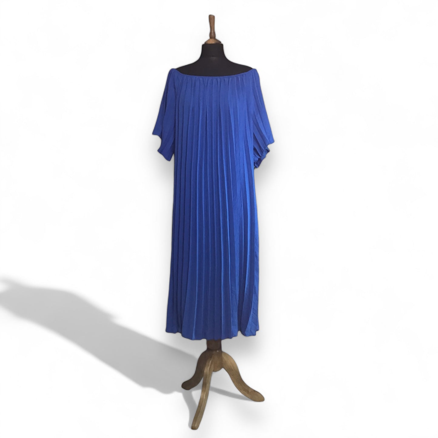 CAROLINE. Pleated Dress with Short Sleeves.