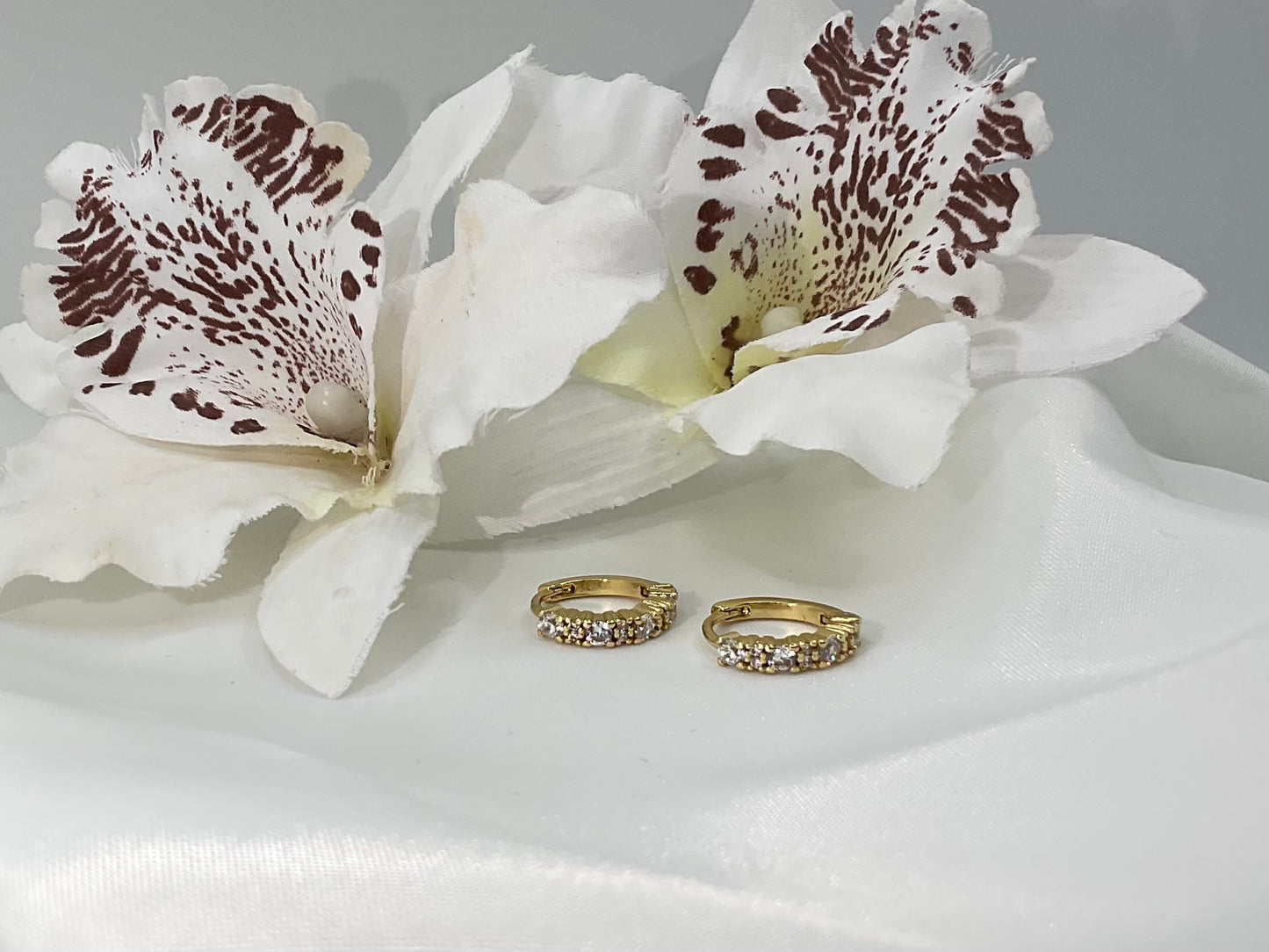 Lumière Huggie Hoops