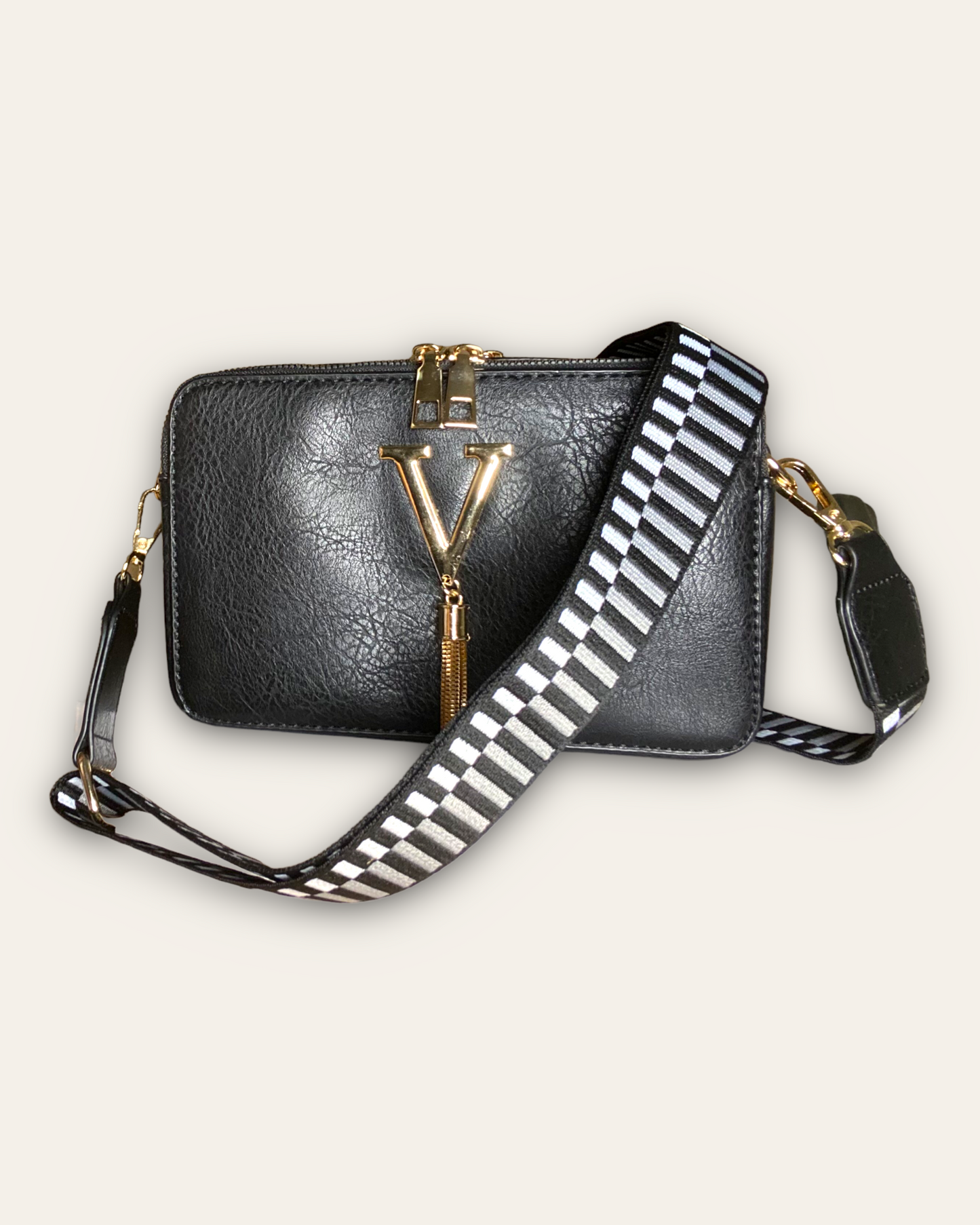 DARCIE. Wide straps V cross body bag.